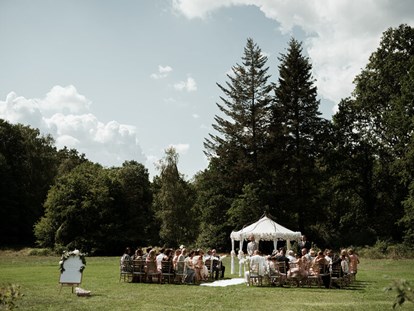 Hochzeit - Art der Location: privates Anwesen - Deutschland - Freie Trauung in unserem Schlosspark. - Schloss Stülpe