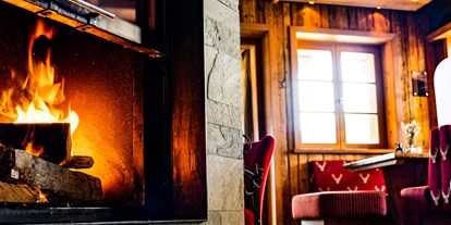 Hochzeit - Art der Location: Gasthaus - Tirol - Kaminofen im Restaurant für eine gemütliche Atmosphäre während einer kleine Hochzeit in den Bergen - Panorama Alm Sölden