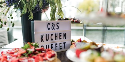 Hochzeit - Hochzeits-Stil: Modern - Berlin-Stadt - Kuchen Buffett - CARL & SOPHIE Spree Restaurant