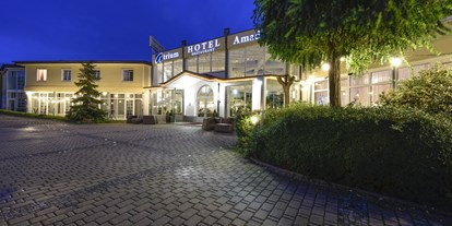 Hochzeit - interne Bewirtung - Reichenbach (Saale-Holzland-Kreis) - Hotel Eingangsportal Nacht - Atrium Hotel Amadeus