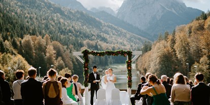 Hochzeit - Umgebung: in den Bergen - Deutschland - Trauung auf der Bergwiese am Riessersee in Garmisch-Partenkirchen - Riessersee Hotel Garmisch-Partenkirchen