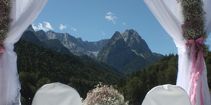 Hochzeit - Art der Location: im Freien - Seefeld in Tirol - Trauung unter freiem Himmel auf der Bergwiese in Garmisch-Partenkirchen - Riessersee Hotel Garmisch-Partenkirchen