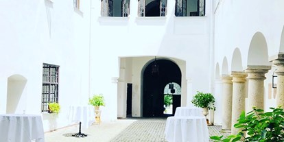 Hochzeit - Hochzeits-Stil: Boho - Bayern - Innenhof - Schloss Haidenburg