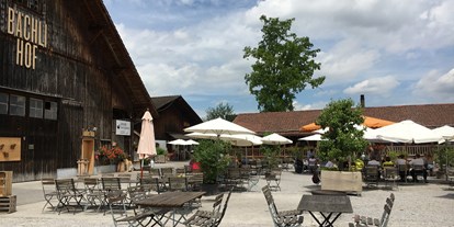 Hochzeit - Art der Location: Bauernhof/Landhaus - Schweiz - Der Bächlihof inmitten von Obstbäumen ist eine wunderbare Hochzeitslocation in jeder Jahreszeit.  - Bächlihof - Jucker Farm AG