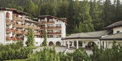 Hochzeit - Hochzeits-Stil: Rustic - Graubünden - Das  Hotel Waldhuus Davos überzeugt mit einzigartiger Lage inmitten der Bündner Berge, direkt am 18-Loch-Golfplatz und inmitten der Langlaufloipe. - Hotel Waldhuus Davos