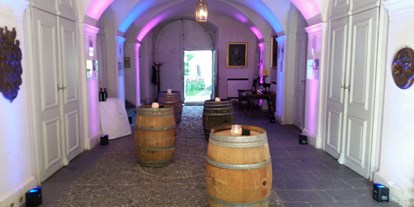Hochzeit - Hochzeits-Stil: Rustic - Graubünden - Schlossgang, ideal für Stehapéros, Flying Dinner, mit wunderbarer gewölbter Decke - Event Schloss Reichenau