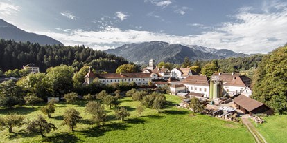 Hochzeit - Trauung im Freien - Graubünden - Das Schloss Reichenau mit wunderbarer Grünanlage - Event Schloss Reichenau
