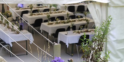 Hochzeit - Art der Location: privates Anwesen - Schweiz - Das Festzelt mit Rund-um-Blick bis zu 80 Gästen. - Chrattegrabe Emmental