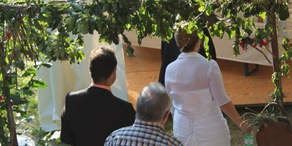Hochzeit - Art der Location: Waldhochzeit - Bern - Es wird zu Tisch gebeten. - Chrattegrabe Emmental