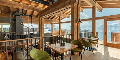 Hochzeit - Garten - Tirol - Große Fensterfronten geben den Blick auf die Zillertaler Bergwelt frei. - Wiesenalm