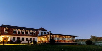 Hochzeit - interne Bewirtung - Brandenburg Nord - Wintergarten in der Abenddämmerung - Gut Sarnow - Hotel, Restaurant und Reitanlage