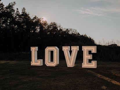 Hochzeit - Art der Location: im Freien - Wiesentheid - XXL-Leuchtbuchstaben "LOVE" als Fotohintergrund/Dekoelement - Eventlocation am Wald