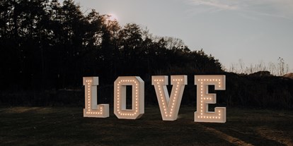 Hochzeit - Festzelt - Deutschland - XXL-Leuchtbuchstaben "LOVE" als Fotohintergrund/Dekoelement - Eventlocation am Wald