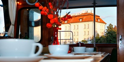 Hochzeit - nächstes Hotel - Brandenburg Süd - Stilvolle Ausfahrt auf historischer Dinneryacht