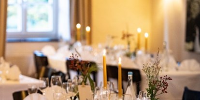 Hochzeit - Hochzeitsessen: mehrgängiges Hochzeitsmenü - Bayern - Hochzeitssaal im Kerzenschein - Schloss Blumenthal