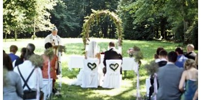 Hochzeit - Umgebung: im Park - Dachau - Freie Trauung im idyllischen Schlosspark - Schloss Blumenthal