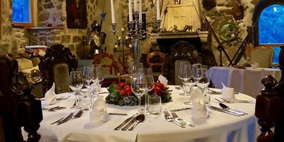 Hochzeit - Hochzeits-Stil: Rustic - Trentino-Südtirol - Dinner Rittersaal - Schloss Wangen Bellermont