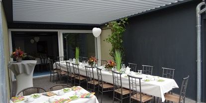 Hochzeit - Garten - Wiesentheid - Außenbereich Blue Lagoon mit elektr. Lamellendach - Eventhotel Ö-Cappuccino