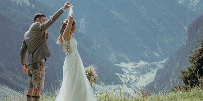 Hochzeit - Umgebung: in den Bergen - Zillertal - Auf der Grasbergalm findet ihr tausende Möglichkeiten unvergleichliche Hochzeitsfotos zu schießen. - Grasberg Alm
