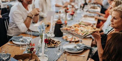 Hochzeit - externes Catering - Rheinland-Pfalz - Festtafel im Freien im Weingut Nico Sonntag. - Weingut Nico Sonntag