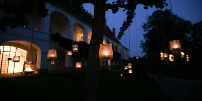 Hochzeit - Umgebung: am Land - Thermenland Steiermark - Am Abend wird der Schlosspark in warmes Kerzenlicht getaucht und die Bäume erstrahlen im weitläufigen Park - Schloss Welsdorf