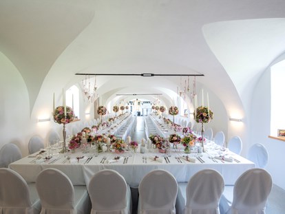 Hochzeit - Hochzeitsessen: Catering - Paldau - festlich gedeckte Tafel im Kutschergewölbe - Schloss Welsdorf