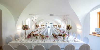 Hochzeit - Art der Location: Wintergarten - Oststeiermark - festlich gedeckte Tafel im Kutschergewölbe - Schloss Welsdorf