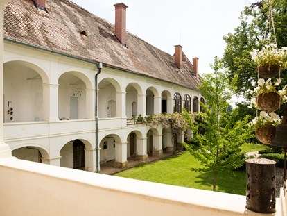 Hochzeit - Art der Location: Eventlocation - Bezirk Hartberg-Fürstenfeld - Der Blick in den Hof mit seinem Säulenarkadengang - Schloss Welsdorf