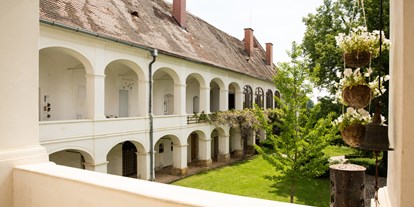 Hochzeit - Umgebung: am Land - Thermenland Steiermark - Der Blick in den Hof mit seinem Säulenarkadengang - Schloss Welsdorf