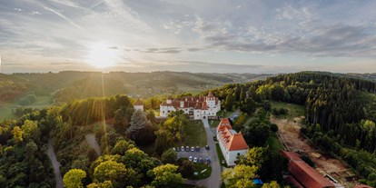 Hochzeit - Umgebung: im Park - Österreich - Den perfekten Ausblick auf das Thermenland Steiermark bietet der Schlosswirt Kornberg. - Schlosswirt Kornberg