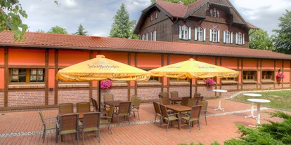 Hochzeit - Umgebung: am See - Mittenwalde (Landkreis Uckermark) - Saalterrasse ... hier können auch nur Stehtische gestellt werden - Jagdschloss Waldsee