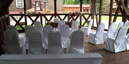 Hochzeit - Art der Location: im Freien - Seenplatte - Trauung unter dem Backhaus - Jagdschloss Waldsee