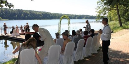 Hochzeit - Umgebung: am Land - Seenplatte - Trauung auf dem Steg - Jagdschloss Waldsee