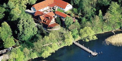 Hochzeit - Umgebung: am See - Mecklenburg-Vorpommern - Atemberaubende Lage am Tollensesee-Steilufer mit Anlegesteg direkt vor der Tür - Seehotel Heidehof