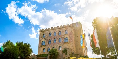 Hochzeit - Frühlingshochzeit - Bad Dürkheim - Der Blick auf das Schloss, wenn man durch das Tor geht - Hambacher Schloss