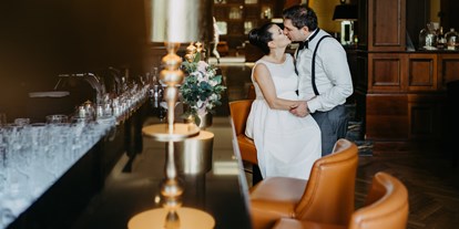 Hochzeit - Otzberg - Die Bar des Kempinski Hotel Frankfurt-Gravenbruch lädt zu tollen Paarshootings ein. - Kempinski Hotel Gravenbruch Frankfurt