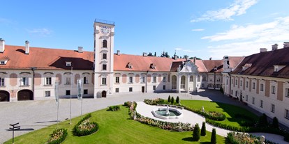 Hochzeit - Umgebung: in einer Stadt - Oberösterreich - Schlosshof; Foto: Wolfgang Simlinger - Schloss Lamberg