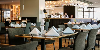 Hochzeit - Umgebung: im Park - Thalheim bei Wels - Restaurant Café Bar  - ARCOTEL Nike Linz