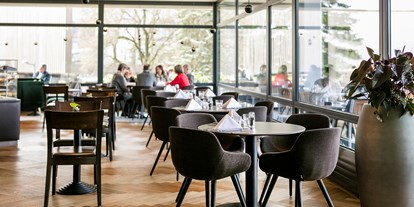 Hochzeit - Umgebung: in einer Stadt - Hörsching - Café Bar  - ARCOTEL Nike Linz