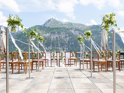 Hochzeit - Arlberg - Freie oder standesamtliche Trauung auf unserer Terrasse mit atemberaubenden Bergblick - Hotel Goldener Berg & Alter Goldener Berg