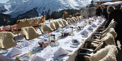 Hochzeit - Art der Location: Alm - Alpenregion Bludenz - Hochzeitstafel auf unserer Sonnenterrasse - ein Wintertraum! - Hotel Goldener Berg & Alter Goldener Berg