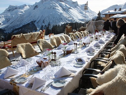 Hochzeit - Art der Location: Gasthaus - Arlberg - Hochzeitstafel auf unserer Sonnenterrasse - ein Wintertraum! - Hotel Goldener Berg & Alter Goldener Berg
