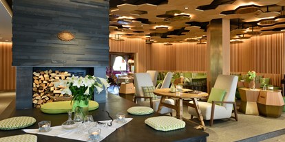Hochzeit - Art der Location: Alm - Alpenregion Bludenz - Unsere Lounge mit offenem Kamin - Hotel Goldener Berg & Alter Goldener Berg
