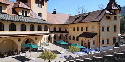 Hochzeit - Art der Location: ausgefallene Location - Spital am Pyhrn - Trauung im Innenhof - Naturhotel Schloss Kassegg