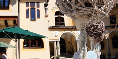 Hochzeit - Festzelt - Steiermark - Schlosshof bei Schönwetter - Naturhotel Schloss Kassegg