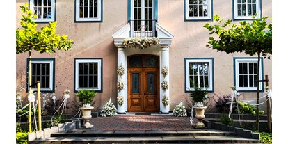 Hochzeit - Geeignet für: Eventlocation - Reinbek - Der dekorierte Eingang vom Jagdschloss Malepartus - Jagdschloss Malepartus