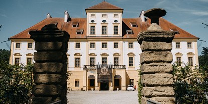Hochzeit - Hochzeits-Stil: Fine-Art - Oberösterreich - Außenansicht unseres schönen Barockschlosses, welches von allen Seiten von einem Wassergraben umgeben ist. - Innviertler Versailles