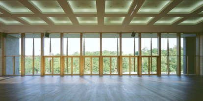 Hochzeit - Klimaanlage - Leinfelden-Echterdingen - Strudelbachhalle von innen - Großer Saal mit Blick nach draußen - Strudelbachhalle