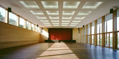 Hochzeit - Preisniveau: günstig - Schwieberdingen - Strudelbachhalle von innen - Großer Saal mit verschlossenen Vorhang auf der Bühne - Strudelbachhalle