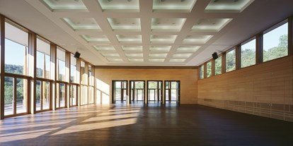 Hochzeit - Region Stuttgart - Strudelbachhalle von innen - Großer Saal mit geöffneten Türen zum Foyer  - Strudelbachhalle